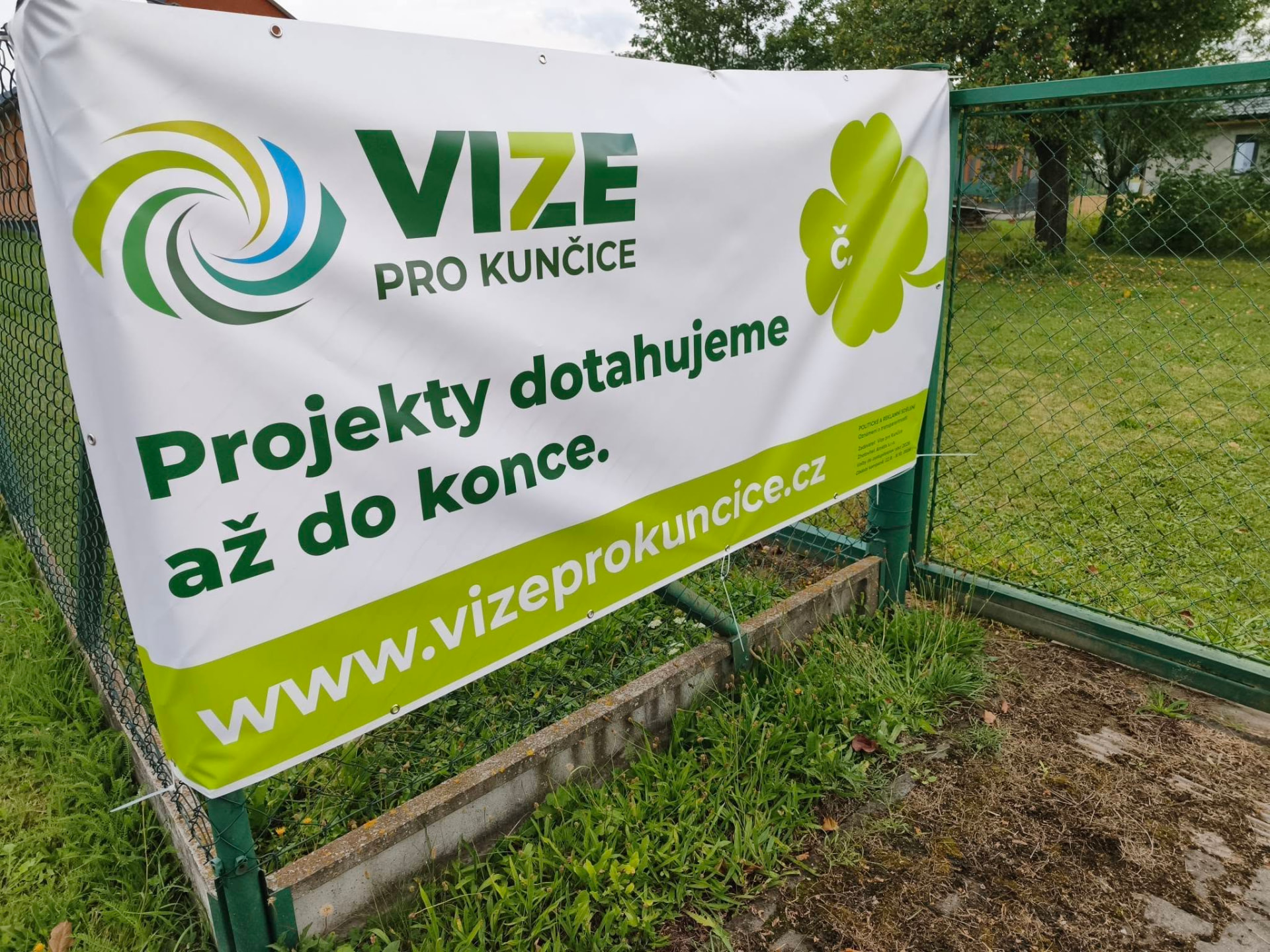 Billboard v terénu — Projekty dotahujeme až do konce.